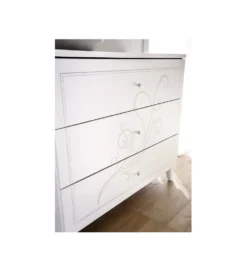 Komoda NIVEA 104 cm biała z ozdobnym nadrukiem